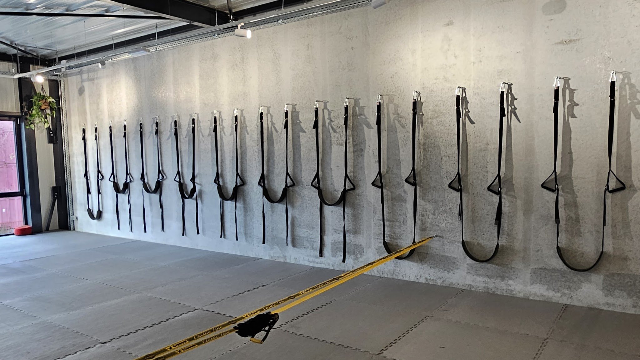 De wand met hangende straps in de studio aan de Spaceshuttle